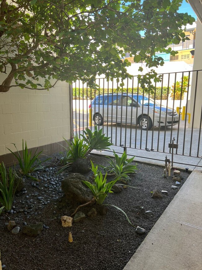1555 Pohaku St in Honolulu, HI - Building Photo - Building Photo