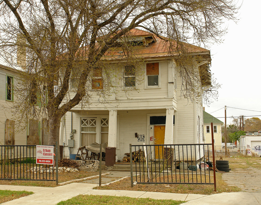 215 E Courtland Pl in San Antonio, TX - Building Photo