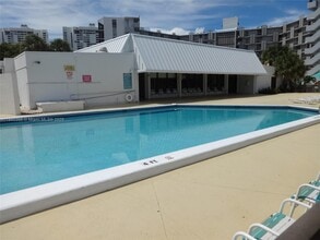 3475 N Country Club Dr in Miami, FL - Building Photo - Building Photo