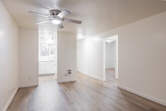 Colonial Villa Apartments in Portland, OR - Building Photo - Interior Photo