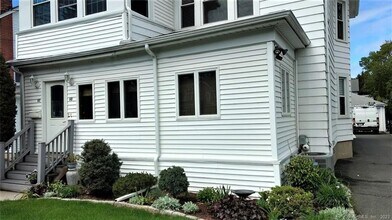 60 Woodmere Rd in West Hartford, CT - Building Photo - Building Photo