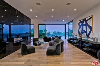 920 Linda Flora Dr in Los Angeles, CA - Building Photo - Building Photo