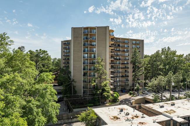 Fairway Towers in Memphis, TN - Building Photo - Building Photo