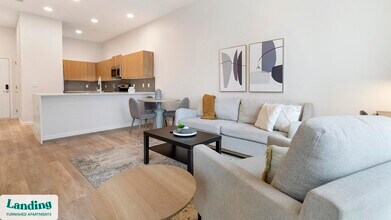 5256 International Dr in Orlando, FL - Building Photo - Building Photo
