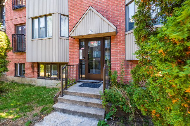 1205 Montcalm Rue in Montréal, QC - Building Photo - Building Photo
