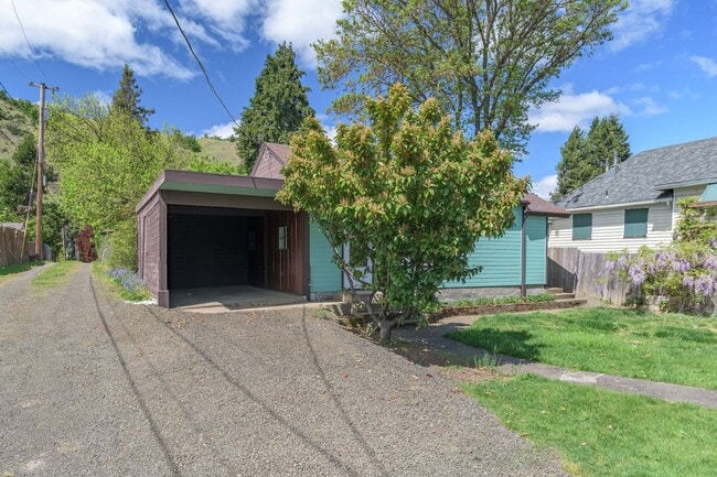 1220 SE Fullerton St in Roseburg, OR - Building Photo - Building Photo