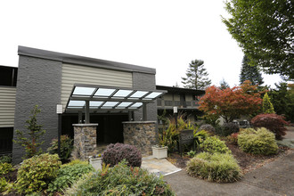 Oswego Terraces in Lake Oswego, OR - Building Photo - Building Photo