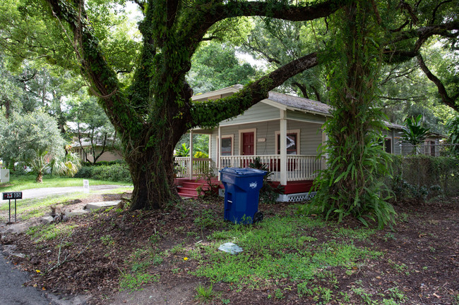 7105 N. 10th St. in Tampa, FL - Foto de edificio - Building Photo