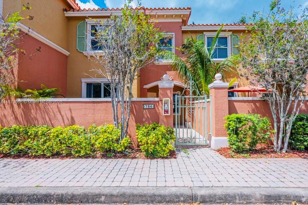 784 SW 106th Ave in Pembroke Pines, FL - Building Photo