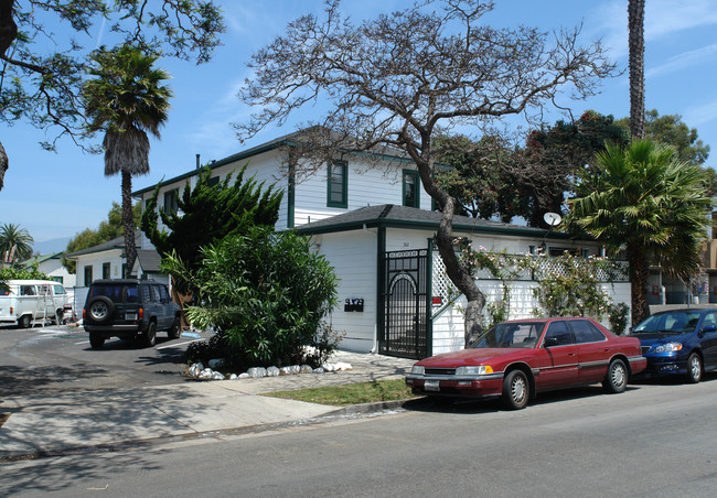 302 W Montecito St in Santa Barbara, CA - Foto de edificio - Building Photo