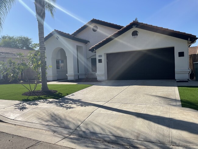 5589 W Los Altos Ave in Fresno, CA - Foto de edificio - Building Photo