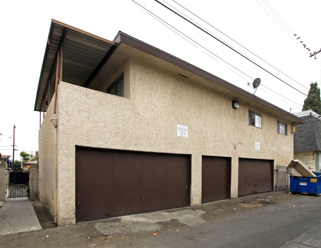 311 E Leatrice Ln in Anaheim, CA - Building Photo - Building Photo