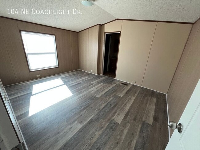 104 Coachlight Dr in Topeka, KS - Building Photo - Building Photo