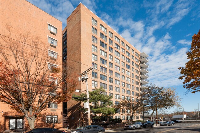 Pelham Bay Towers in Bronx, NY - Foto de edificio - Building Photo