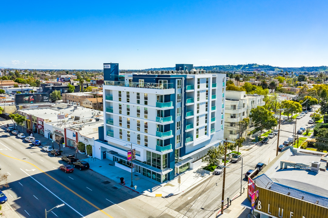 8590 Pico in Los Angeles, CA - Building Photo