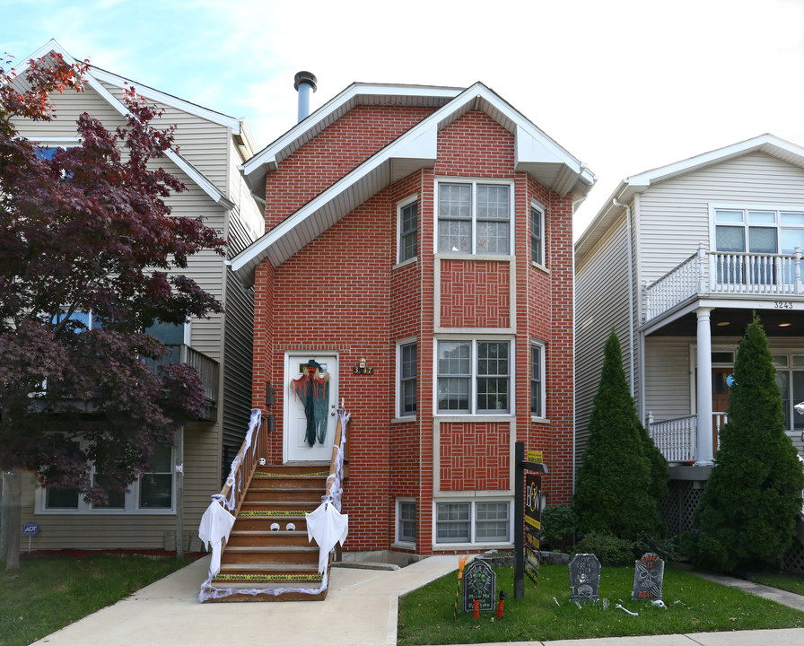 3247 N Leavitt St in Chicago, IL - Building Photo