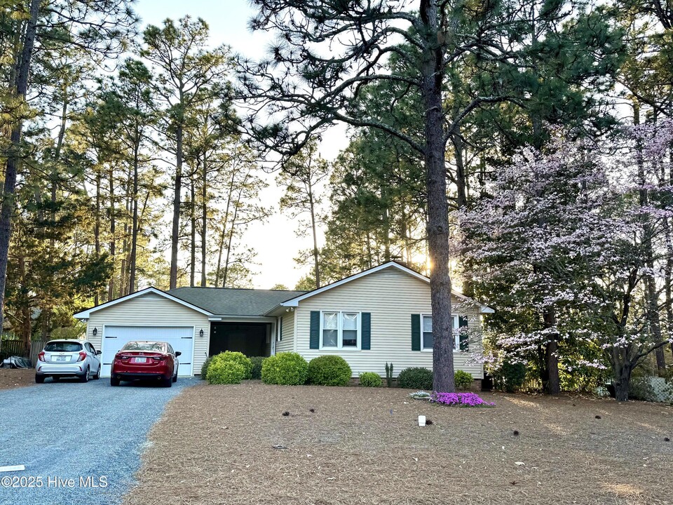 1360 Longleaf Dr E in Pinehurst, NC - Foto de edificio