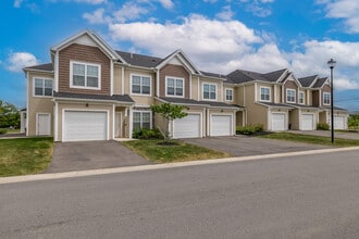 Edgewater Apartments and Townhomes in West Henrietta, NY - Foto de edificio - Building Photo