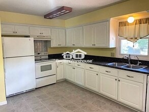 8008 Regent Ave N in Minneapolis, MN - Foto de edificio - Building Photo