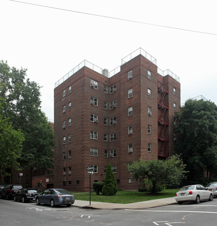 82-41 Hoover Ave in Jamaica, NY - Foto de edificio