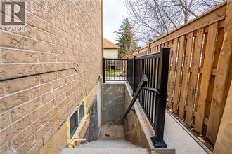 75 Arrowhead Dr in Hamilton, ON - Building Photo - Building Photo