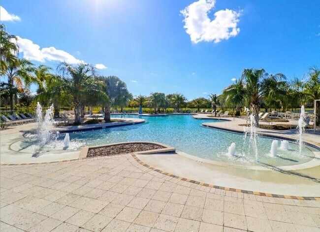9650 Sage Creek Dr in Ruskin, FL - Building Photo - Building Photo