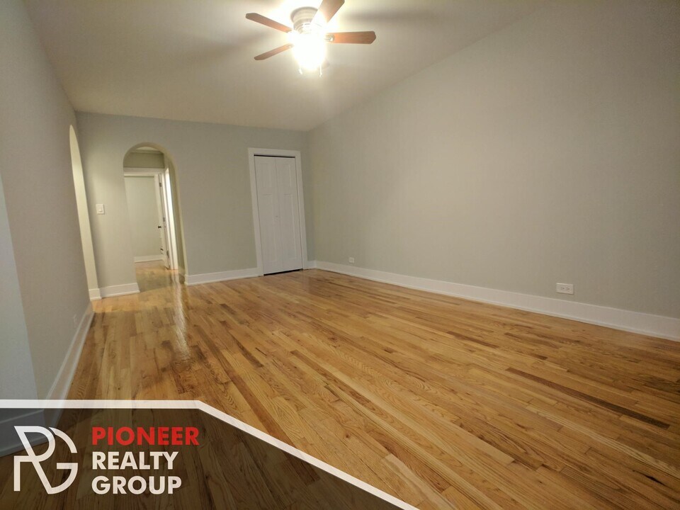 429 W Roscoe St, Unit 425-401 in Chicago, IL - Building Photo