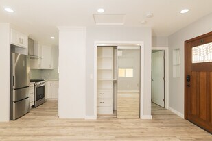 5182 Canoga Ave in Woodland Hills, CA - Building Photo