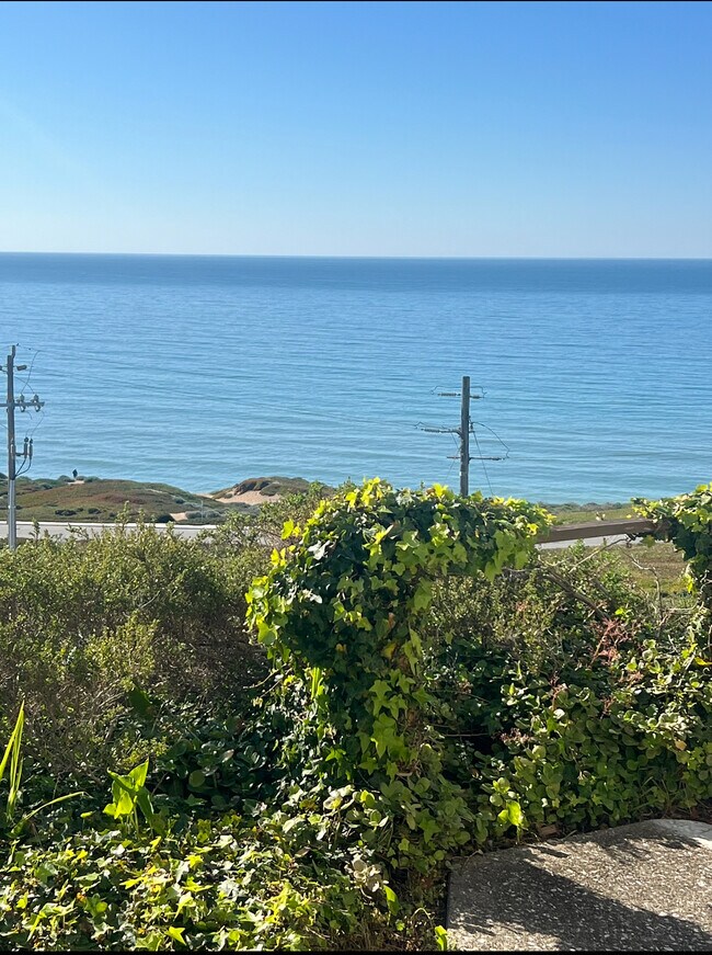 5009 Palmetto Ave, Unit 28 in Pacifica, CA - Foto de edificio - Building Photo