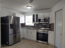 1611 NE Miami Gardens Dr in Miami, FL - Building Photo