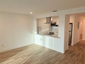 3715 42nd Way S in St. Petersburg, FL - Foto de edificio - Building Photo