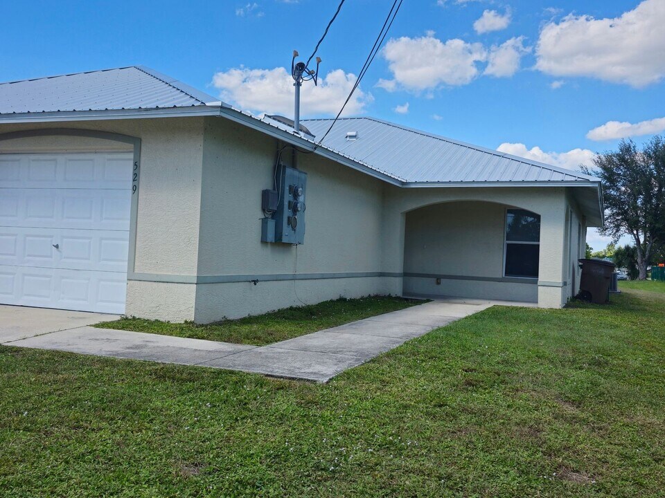 529 Hancock Bridge Pkwy in Cape Coral, FL - Building Photo