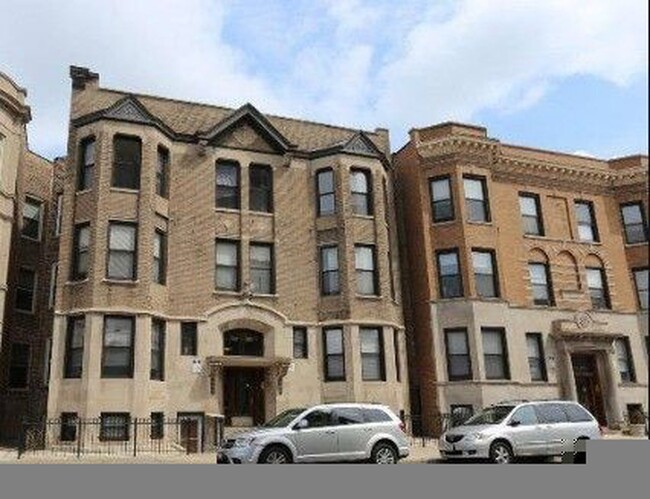 908 W Montrose Ave, Unit 906-2 in Chicago, IL - Building Photo - Building Photo