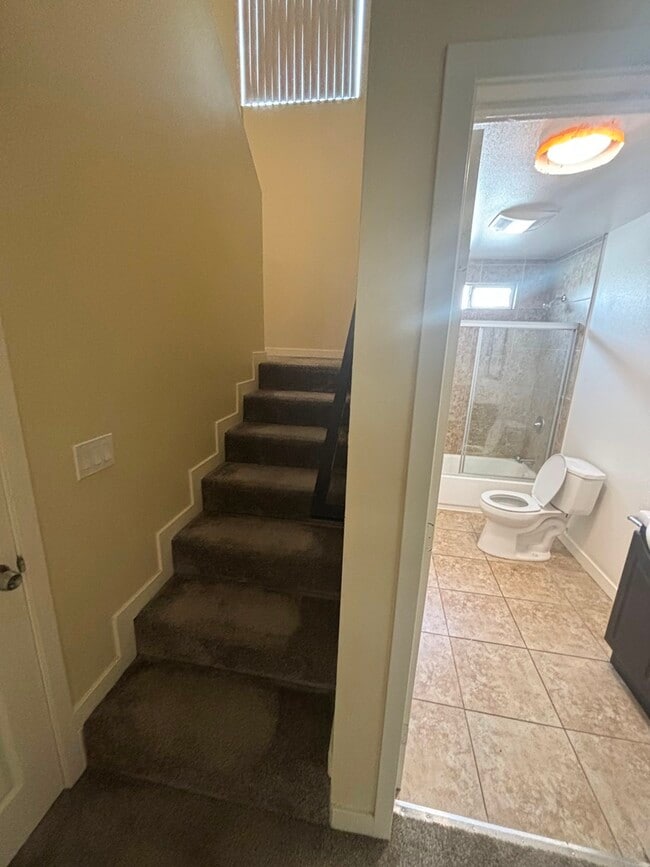 246 E 97th St in Los Angeles, CA - Foto de edificio - Building Photo