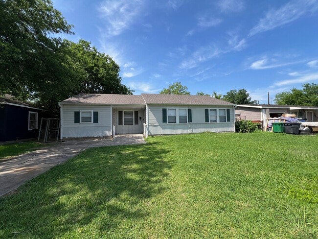 property at 4909 Holloway Dr