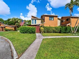8009 NW 71st Ct in Tamarac, FL - Building Photo