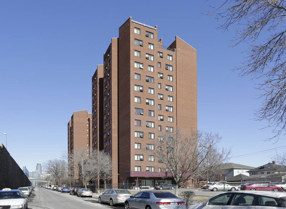 Fifth Avenue Hi-Rise in Minneapolis, MN - Building Photo