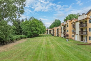 Lawn Courte Apartments in Tacoma, WA - Building Photo