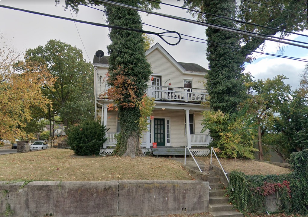 5848 Montgomery Road in Cincinnati, OH - Building Photo