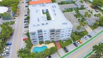 9700 E Bay Harbor Dr in Bay Harbor Islands, FL - Building Photo