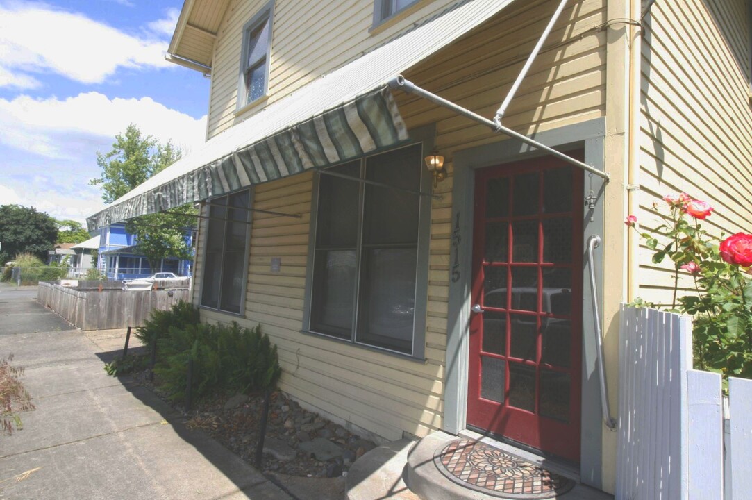 1515 SE Mill St, Unit Apt 1 in Roseburg, OR - Foto de edificio