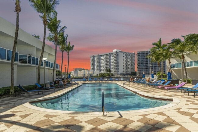 1945 S Ocean Dr, Unit 502 in Hallandale Beach, FL - Foto de edificio - Building Photo