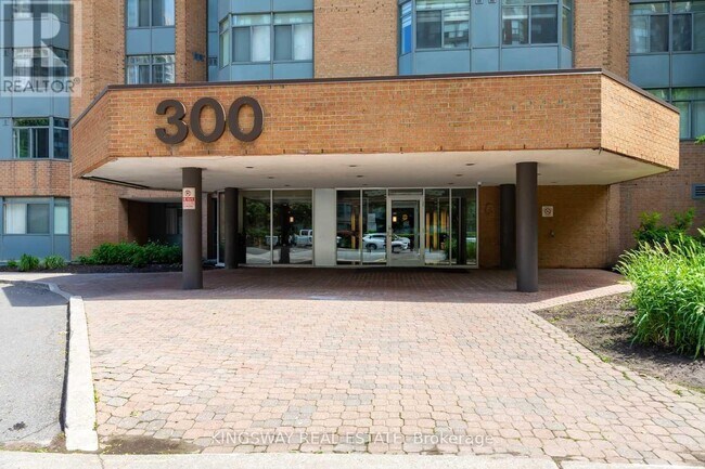 300 Webb Dr in Mississauga, ON - Building Photo - Building Photo