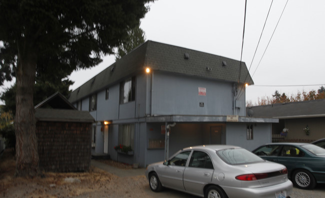 Point Defiance Apartments in Tacoma, WA - Building Photo - Building Photo