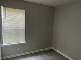 5741 Wellborn Oaks Ct in Lithonia, GA - Building Photo