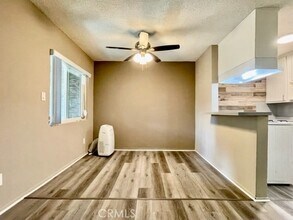 12425 Harris Ave, Unit B in Lynwood, CA - Foto de edificio - Building Photo