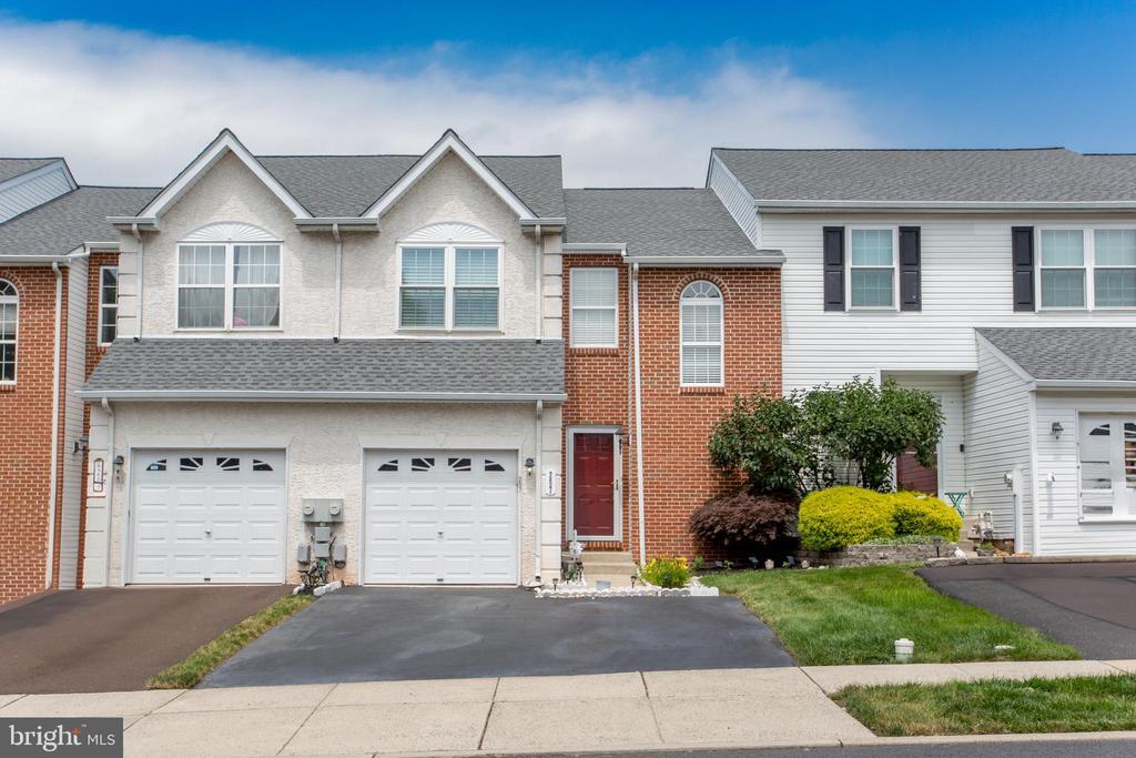 207 Hampshire Dr in Sellersville, PA - Building Photo