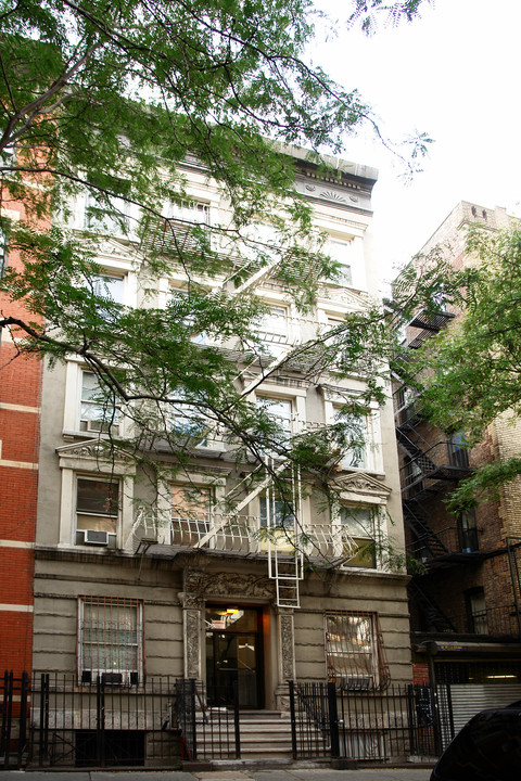 364 W 51st St in New York, NY - Building Photo