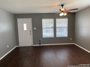 8442 Silver Willow in San Antonio, TX - Building Photo - Building Photo