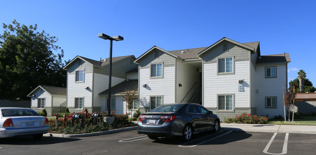 Meadow Glen Apartments in Modesto, CA - Building Photo - Building Photo